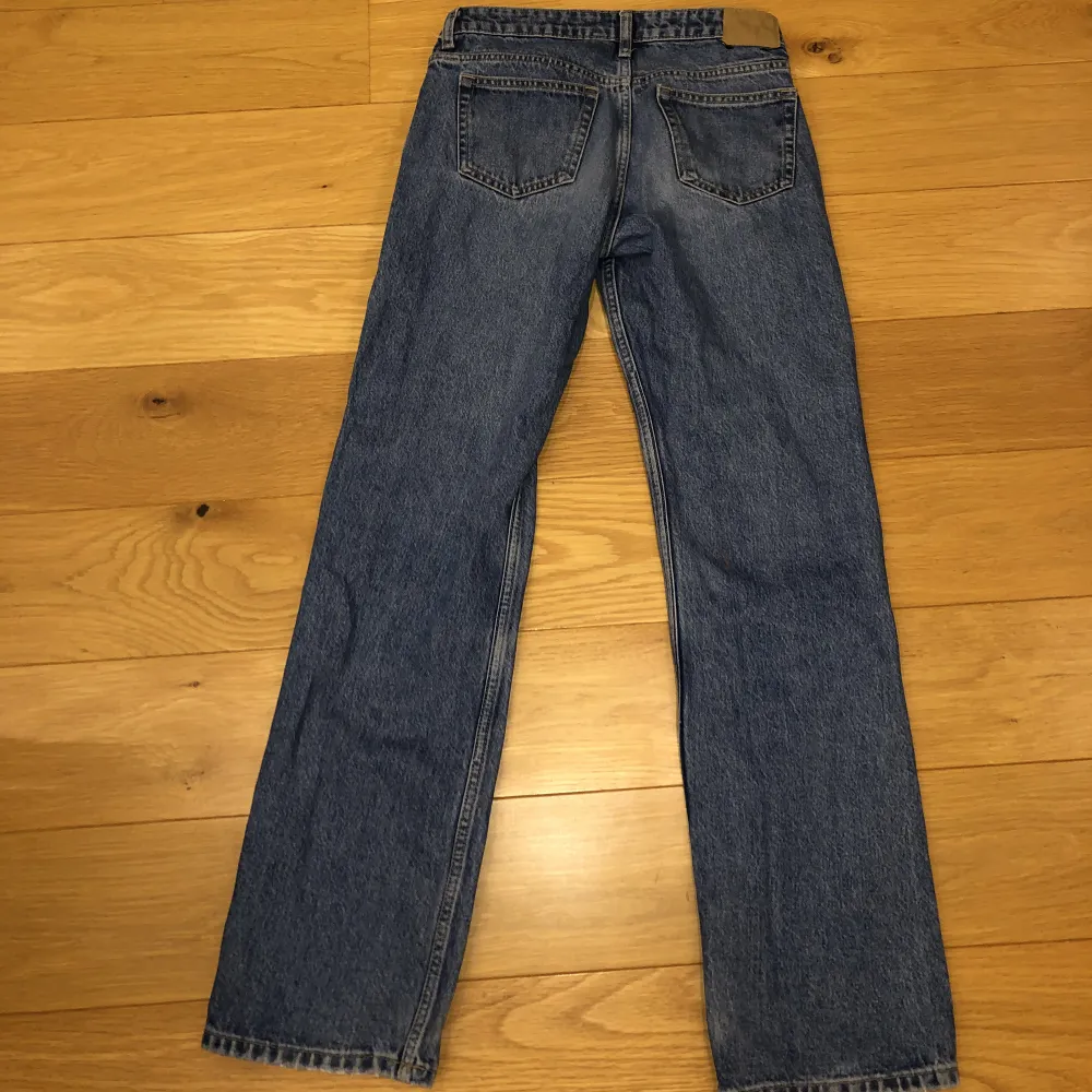Ett mycket bekvämt par blåa jeans från weekday, arrow low straight leg. Jeans & Byxor.