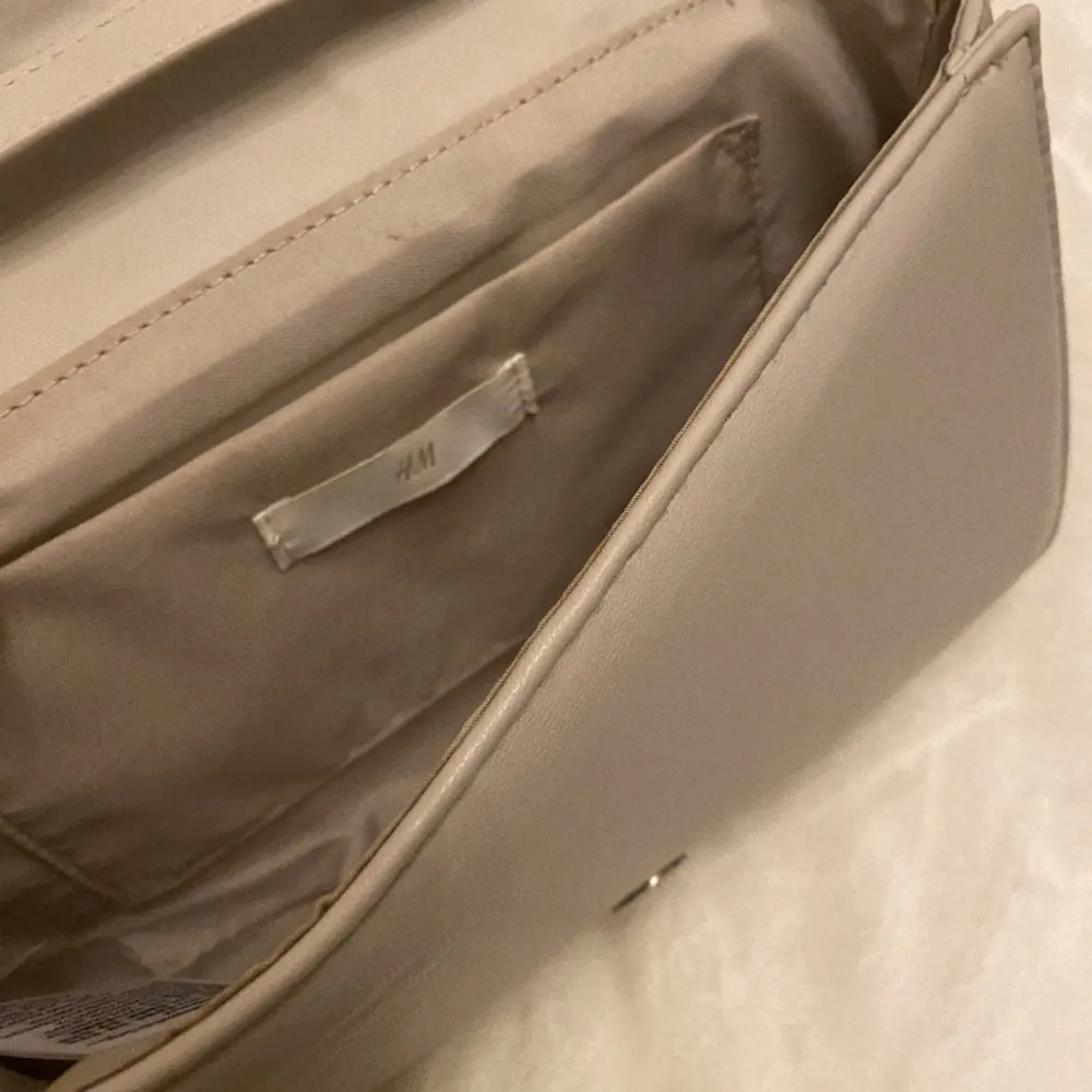 Handväska från H&M i nyskick. Aldrig använd! . Väskor.