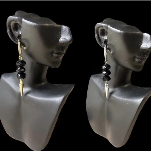 Svart hängande spik  - Örhänge. Finns i guld och i silver