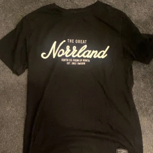 Norlands t-shirt - Fin t-shirt, använd ca 5 gånger så väldigt bra skick. Säljer för att den inte kommer till användning, nypris 400kr storlek i xs men passar mig som är s/m oxå , beroende på hur man vill att den ska sitta 