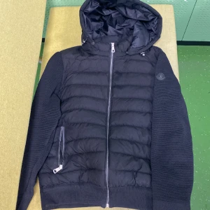 Moncler jacka  - Hej jag vill sälja min moncler cardigan jacka för att jag har köpt en ny jacka som är på väg och jag har andvänt den i ungefär 1 månad 
