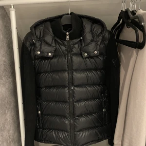 Moncler cardigan  - Hej säljer min moncler cardigan jacka eftersom den inte kommer till användning,finns två små hål i jackan men går att fixa lätt. Kan gå ner i pris vid snabb affär.