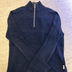 Halv zip up  - Säljer en fin halvzip up som är i väldigt bra skick använd Max 3 gånger till ett bra pris oxå!