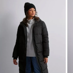 Svart vinterjacka från Nellly - Helt ny oanvänd vinterjacka från Nelly med tag på. Köpt för 700kr