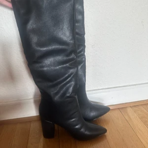 Boots med klack - Säljer dessa snygga boots med klack från Nelly, inköpte för 1 år sedan, aldrig använda då jag insåg att klack inte är min grej. Nypris ca 500. Säljer för 200. 