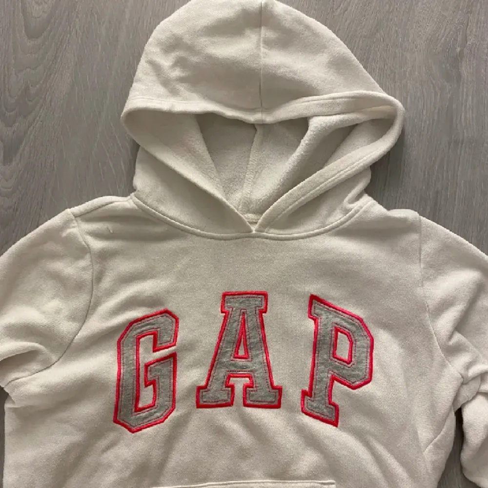 Säljer min GAP hoodie då den inte används, bra skick, inga defekter🤍storlek xl i barnstolek vilket är xs🤍skriv vid frågor!. Hoodies.