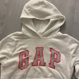 Säljer min GAP hoodie då den inte används, bra skick, inga defekter🤍storlek xl i barnstolek vilket är xs🤍skriv vid frågor!