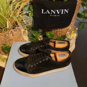 Lanvin Patent Cap Toe Sneaker Black - Hej, säljer ett par populära & snygga Lanvin Patent Cap Toe Sneaker i svart färg. Size 9=43/44. Välanvända men i dugligt skick, DM för fler bilder. Dustbag medkommer. Nypris 4600kr. Oerhört populära & trendiga. Pris kan diskuteras. Hör av dig vid frågor. 