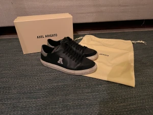 Arigato Clean 90 Tripple - Säljer min kompis skor för 899 men pris kan diskuteras. Som sagt är det min kompis gamla skor som är försmå för honom och de är i storlek 41. Skicket är rätt bra men skorna är lite smutsiga men det kan fixas med en tvätt.