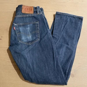 Levis Strauss&Co jeans - Levis 501 jeans Varan har tecken på användning men inget mycket märkbart. Original priset för dessa jeans är 1200. Fråga vid frågor!