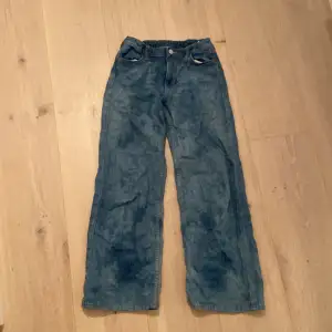 Jeans som skiftar mellan lite mörkare blå och blå. Det finns inga fläckar eller hå så de ser nästan nya ut.