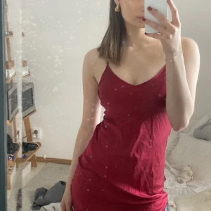 Red midi dress - Skitsnygg klänning i äkta silke! Sitter så fint på kroppen och inbyggd pushup bh! Lite skrynklig på bilden. Köpt för 1500 säljer för 500