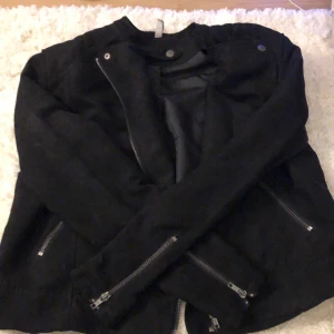 Jacka/sommarjacka  - Använder inte så vill ha iväg den. Den är i bra skick använts kanske 2 ggr:)