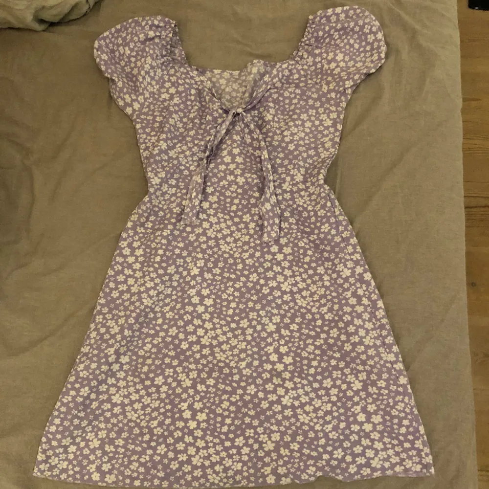 Säljer den här jätte söta klänningen från shein då jag inte använder den så mycket längre, skriv för mer info . Klänningar.