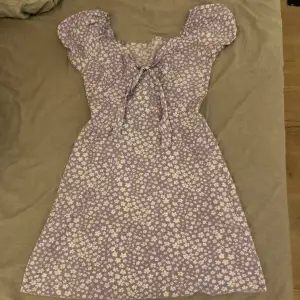 Säljer den här jätte söta klänningen från shein då jag inte använder den så mycket längre, skriv för mer info 