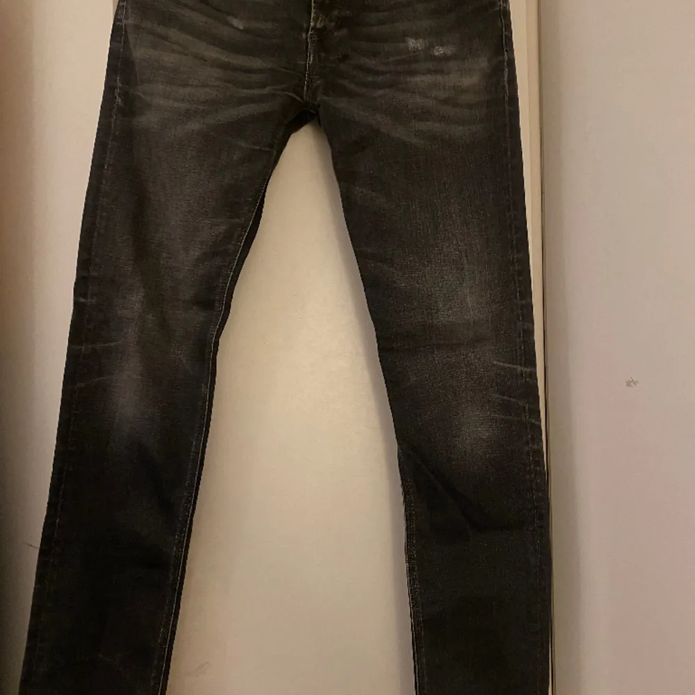 Felfria jeans Passar folk från cirka 168-176 Ganska fina jeans (ett av mina favorit par) säljer dom eftersom jag växt ur dom. Jeans & Byxor.