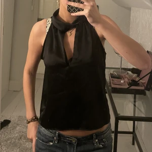 Zara topp - Jätte snygg zara topp helt perfekt skick som ny! Älskar den men behöver pengar så säljer därför. Nypris 350