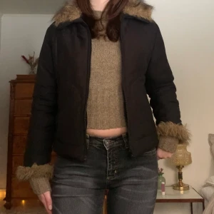 Jacka med päls - Vinter/höstjacka med päls på kanterna, från märket Dorothy Perkins! Lite fodrad, och ganska varm 💓