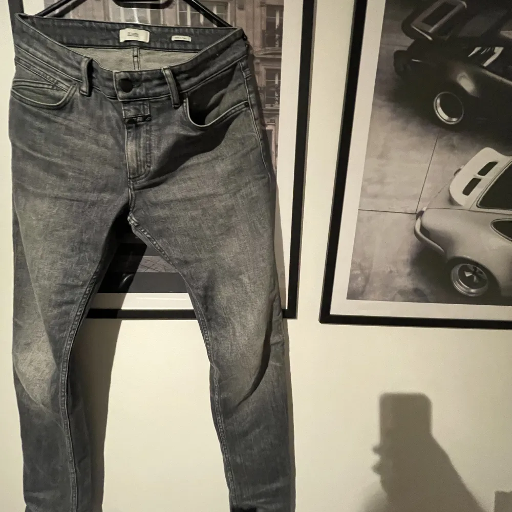 Schyssta jeans nypris 1399kr. Använda 2 månader har tröttnat. Skick 9,5/10. Pris kan diskuteras vid snabb affär . Jeans & Byxor.