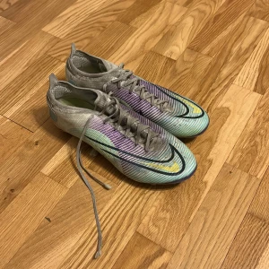 Fotbollskor Nike mercurial  - Bra och snygga Fotbollskor som gör en snabbare o smidigare på fotbollsplanen, funkar även till amerikans fotboll och andra bollsporter som utövas på gräsplaner.