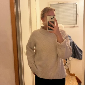 Vit stickad  - En vit stickad tröja från uniqlo köpt för ungefär ett år sen, använd en del och lite sliten men fortfarande lika skön och snygg.säljer för jag har en lika dan i gråt 