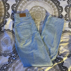 Jeans - Ljusblå jeans från Gina i storlek 32. Hål i knäna. Knappt använda. 