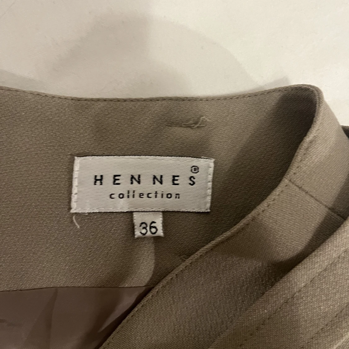 Beige kostymkjol - 90