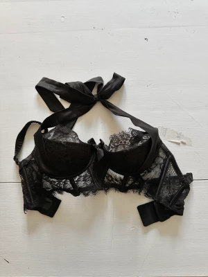 Spets BH - Jag har 70-75DD och den passar mig har satt extra krokarför att passa runt 