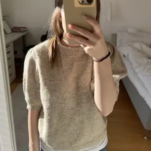 En jättefin beige ish färgad stickad t-shirt från Nakd. Den har lite ”puff” ärmar. Den ör varm och skön, perfekt nu i vinter!