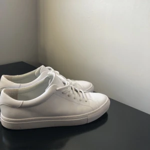 Ralph lauren skor - Säljer nu ett par skit snygga Ralph lauren skor. Skorna köptes lite för små, använda Max 5 gånger. Skriv om ni har några frågor.