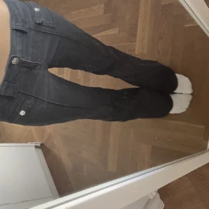 Lågmidjade Hm jeans  - Slutsålda, Strl 36. Använt 1 gång, utsvängda