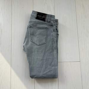 🌟Säljer dessa jättesnygga Jacob Cohen jeans för ett fantastiskt pris🌟mycket bra skick 🌟originalpris ca 5000kr🌟Fina detaljer på insidan och på knapparna🌟priset kan sänkas vid snabb affär🌟str 32 som passar ungefär som slim fit str 31/32