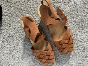 Moheda träskor - Gulliga träskor från moheda. Endast använd en gång på en skolavslutning för länge sen, bara legat i garderoben sen dess.