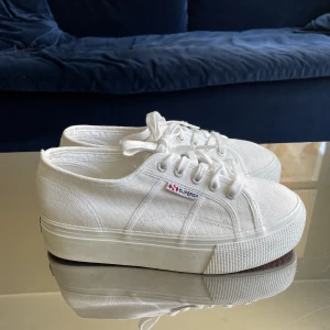 SUPERGA STRL 38 NYSKICK - Superga i strl 38 som nya, se skick på sulan. Normal i storlek.