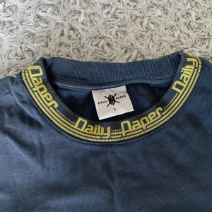 Daily Paper T-shirt - Väldigt fin mörk blå tröja från Daily Paper som inte längre kommer till användning. Den var köpt för ca 600kr ny. Nu den är i mycket fin kondition, manlig storlek L