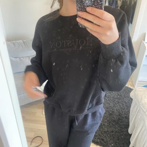 Sweatshirt  - Svart sweatshirt ifrån nakd. Det står Houston Allen parkway på. Storlek s. Normal passform. Använt endast en gång.