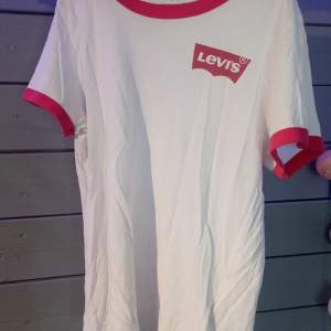 Vit Levi's T-shirt i fint skick. Storlek S.