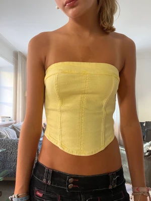 Korset - En super fin korset top perfekt till fest/middagar i storlek XS i ett väldigt strechigt material ifrån strandinavius (köparen står för frakt)🥰🥰