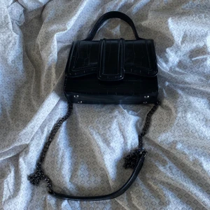 Zara väska  - Säljer en väska jag köpt från zara, näst intill oanvänd 💖