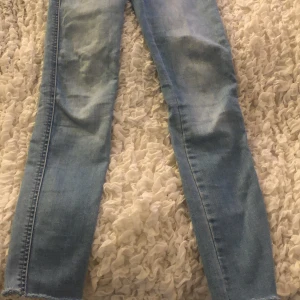 Blåa jeans - Säljer ett par blåa jeans i storlek S dam, kommer inte till användning💞