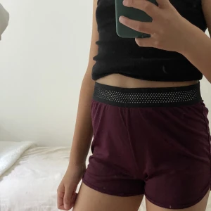 Träningsshorts  - Superstretchiga träningsshorts från stadiums soc. Dem är aldrig använda så i toppenskick! Färgen är vinröd och passar mig som är en xxs/xs. Priset kan diskuteras!   Happy shopping:)