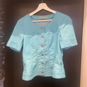 Denimtopp - Jättecool snygg denim topp med knappar