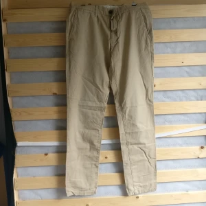 Ljusa chinos - Ljusa beiga chinos i normaltjockt tyg.