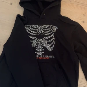 Ely kong reckless - Svart reckless hoodie med dödskalle på❤️‍🔥 Går inte att köpa längre. Använd men i bra kvalitet, ända slitningen är att några stenar har gått av.