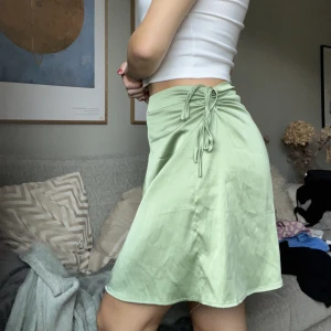 Sidenkjol - Ljusgrön sidenkjol med snörning. Storlek M, köpt från shein