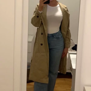 Trench Coat - Beige trench coat från Vero Moda i M. Endast använd ett fåtal gånger och inga defekter. Perfekt för höst och vår.