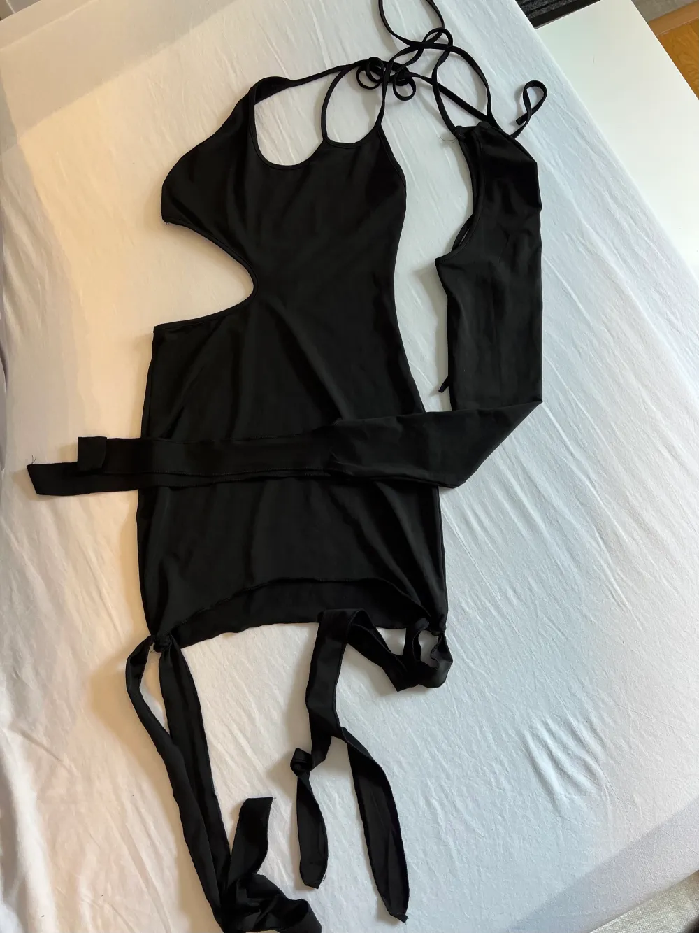 (Inte min bild) en snygg svart miniklänning med detaljer av hål och snörning. I storlek S men passar också M. Kommer inte till användning och därför säljer jag den.. Klänningar.