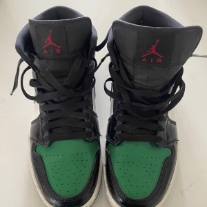 Air Jordan 1 mid  - Air Jordan 1 mid green and red💚  Använda fåtal gånger. Pris kan diskuteras. Nypris 2100kr 