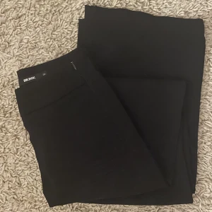 Svarta kostymbyxor  - Svarta kostymbyxor från bikbok, jätte sköna men säljer pga lite användning☺️