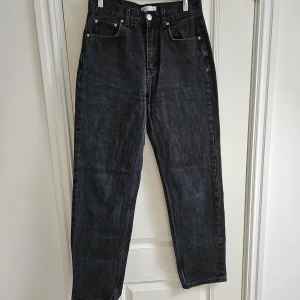 Gina Tricot Jeans  - Svarta jeans från Gina Tricot. Storlek 36